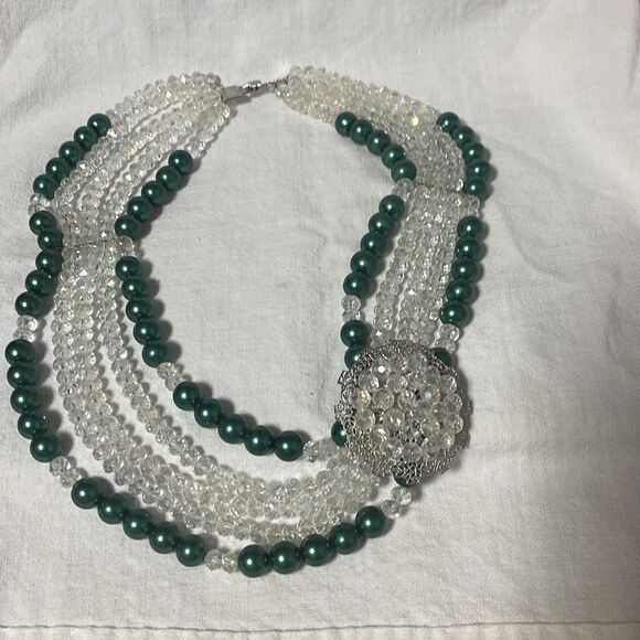 Elegant Green and Crystal Beaded Necklace - Picture 2 of 9